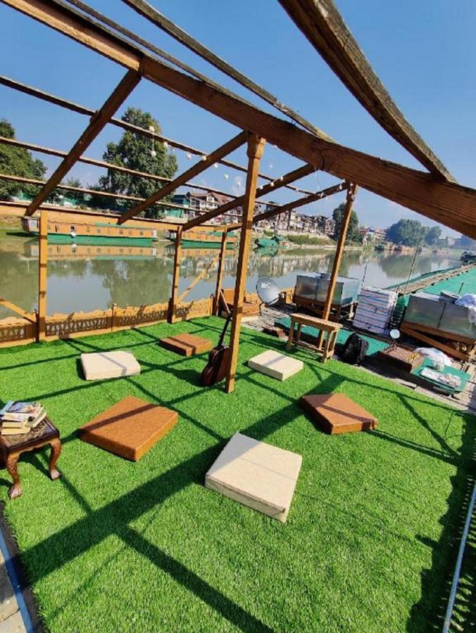 The Flostel Srinagar Buitenkant foto